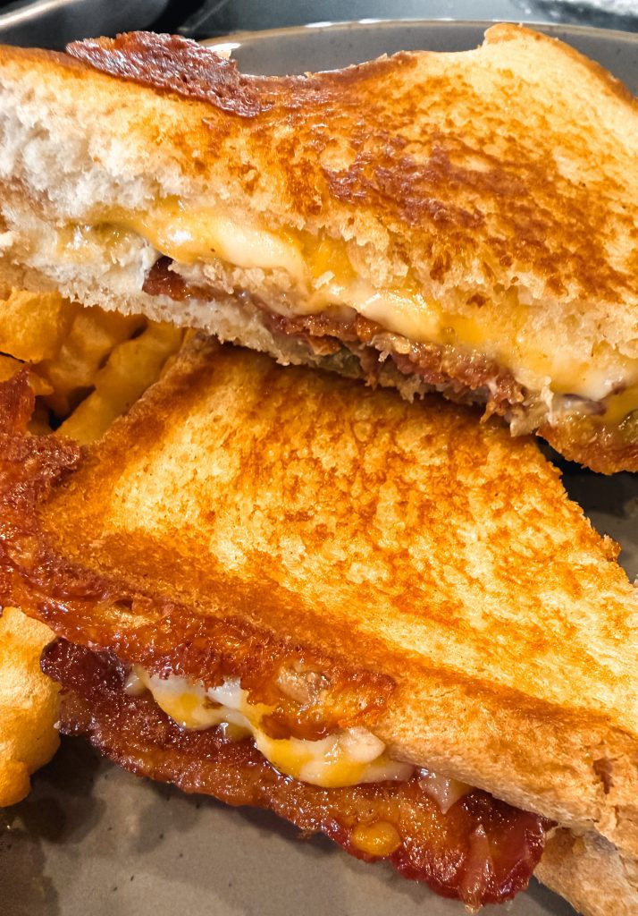 picture of jalapeno popper grilled cheese sandwich